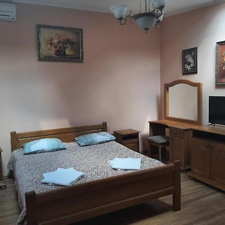 Hotel Nikolet Мукачево Экстерьер фото