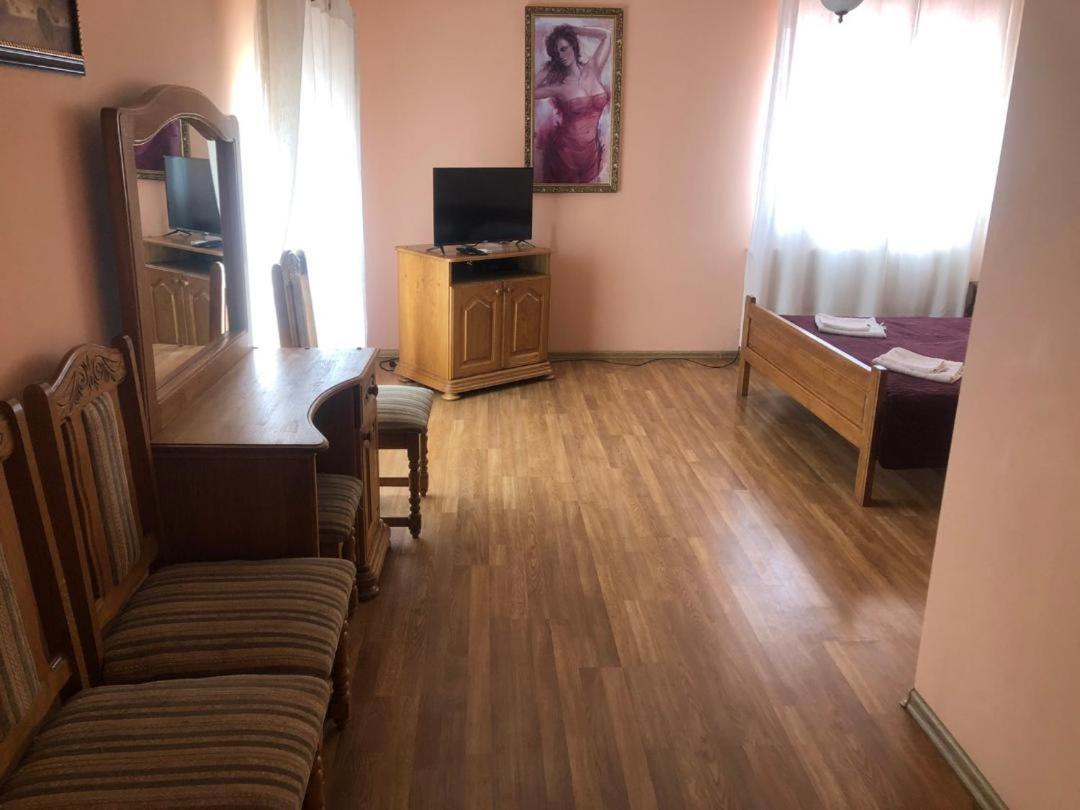 Hotel Nikolet Мукачево Экстерьер фото
